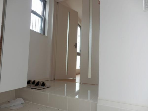 Non-living room. It is a photograph that I opened the front door!