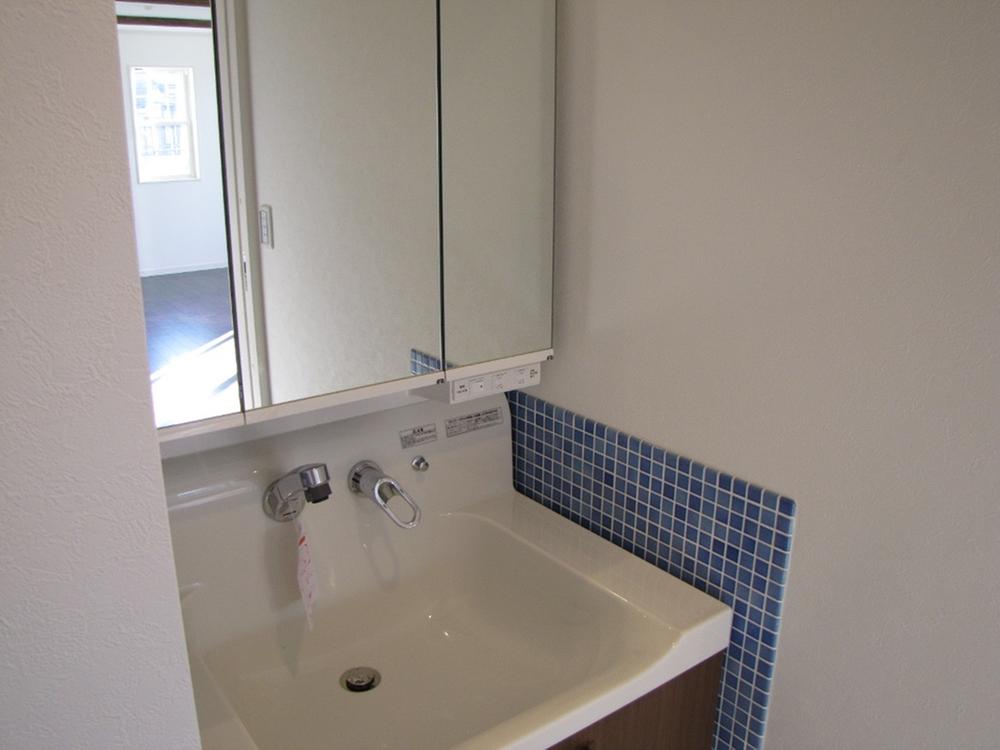 Wash basin, toilet. Indoor (11 May 2013) Shooting