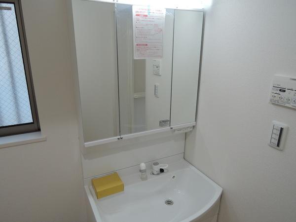 Wash basin, toilet. Indoor (3 Building)