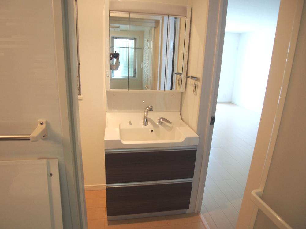 Wash basin, toilet. Indoor (September 2013) Shooting