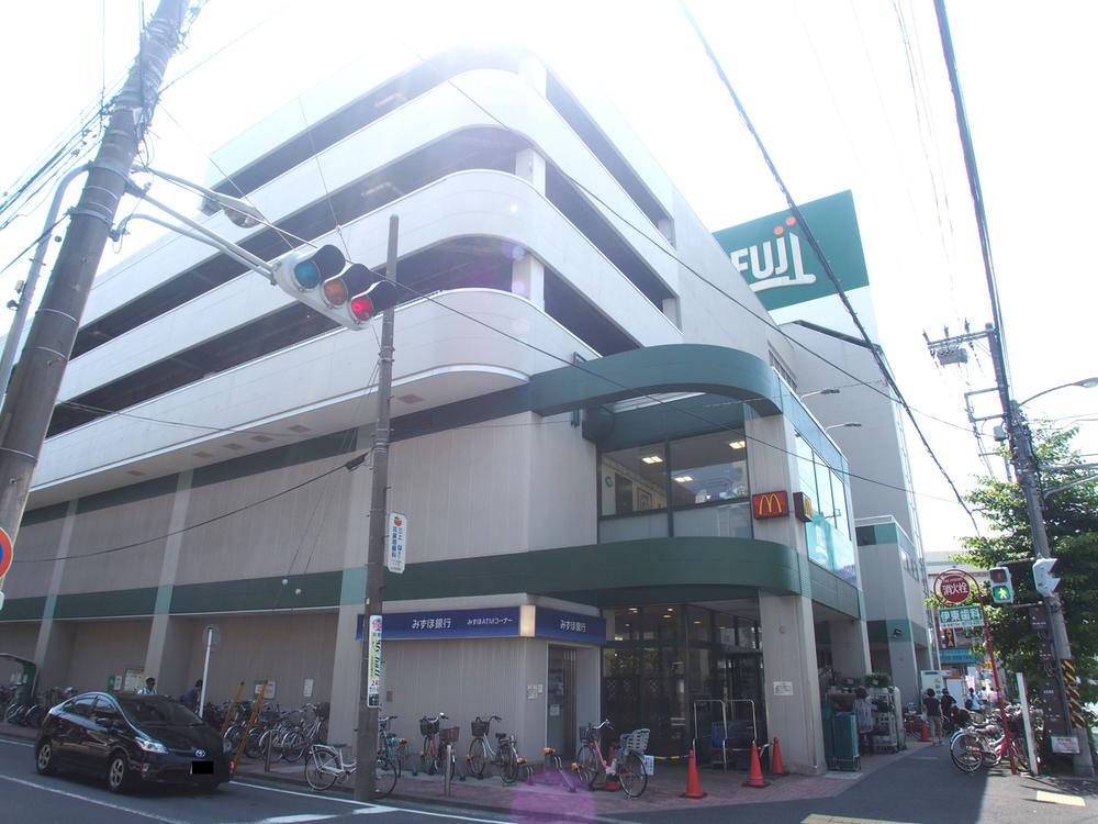 Supermarket. FUJI Super 680m to Yokohama Minami shop