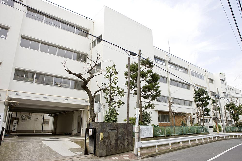 Primary school. 530m up to municipal Ota Elementary School