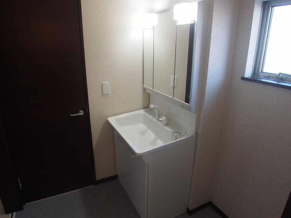 Wash basin, toilet. Indoor (12 May 2013) Shooting