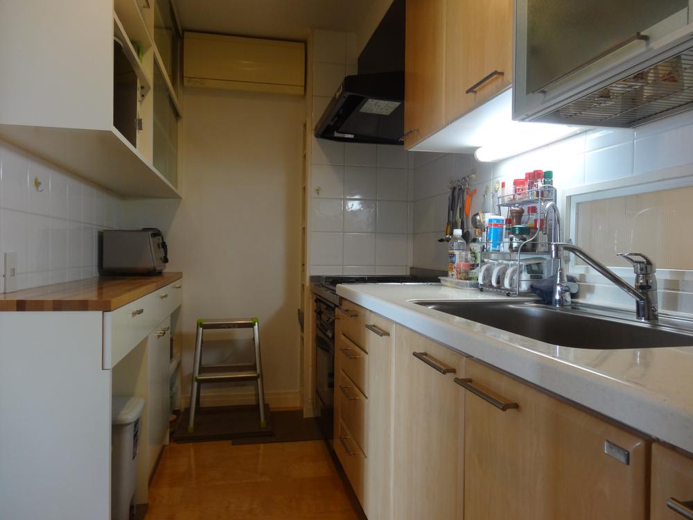 Kitchen. The kitchen is, 2WAY type considering the housework flow line. Storage space is also rich.
