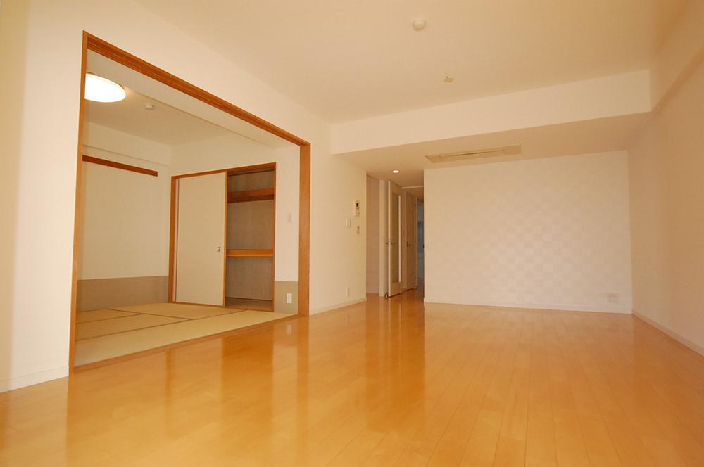 Non-living room. Living room is next to the Japanese-style room.