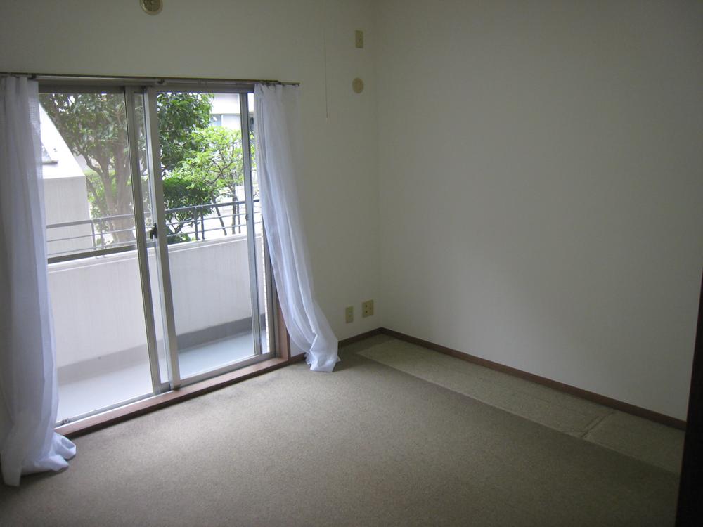 Non-living room. About 6.6 Pledge Western-style. There is a window on two sides, Ventilation good. Also it comes with storage space.