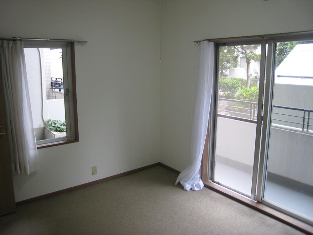 Non-living room. About 6.6 Pledge Western-style. You can enter and exit on the north side of the balcony. Carpet Chokawa completed (August 2013)