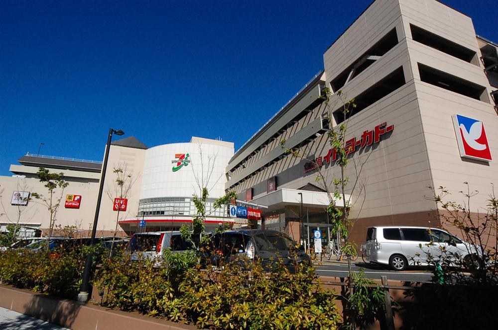 Shopping centre. Uniqlo Ito-Yokado Honmoku is a large supermarket, which can accommodate about 600 cars 1561m parking lot to shop.