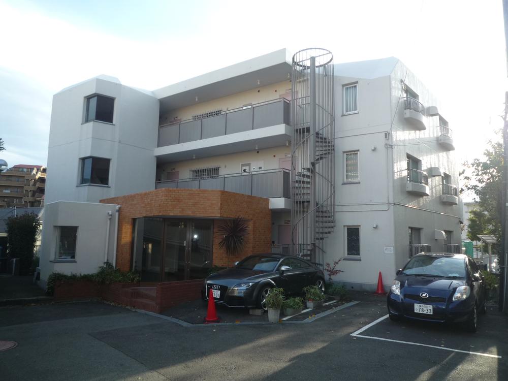 Local appearance photo. Popularity of low-rise housing