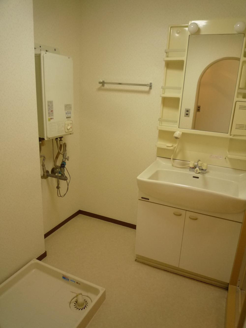Wash basin, toilet. Independent wash basin