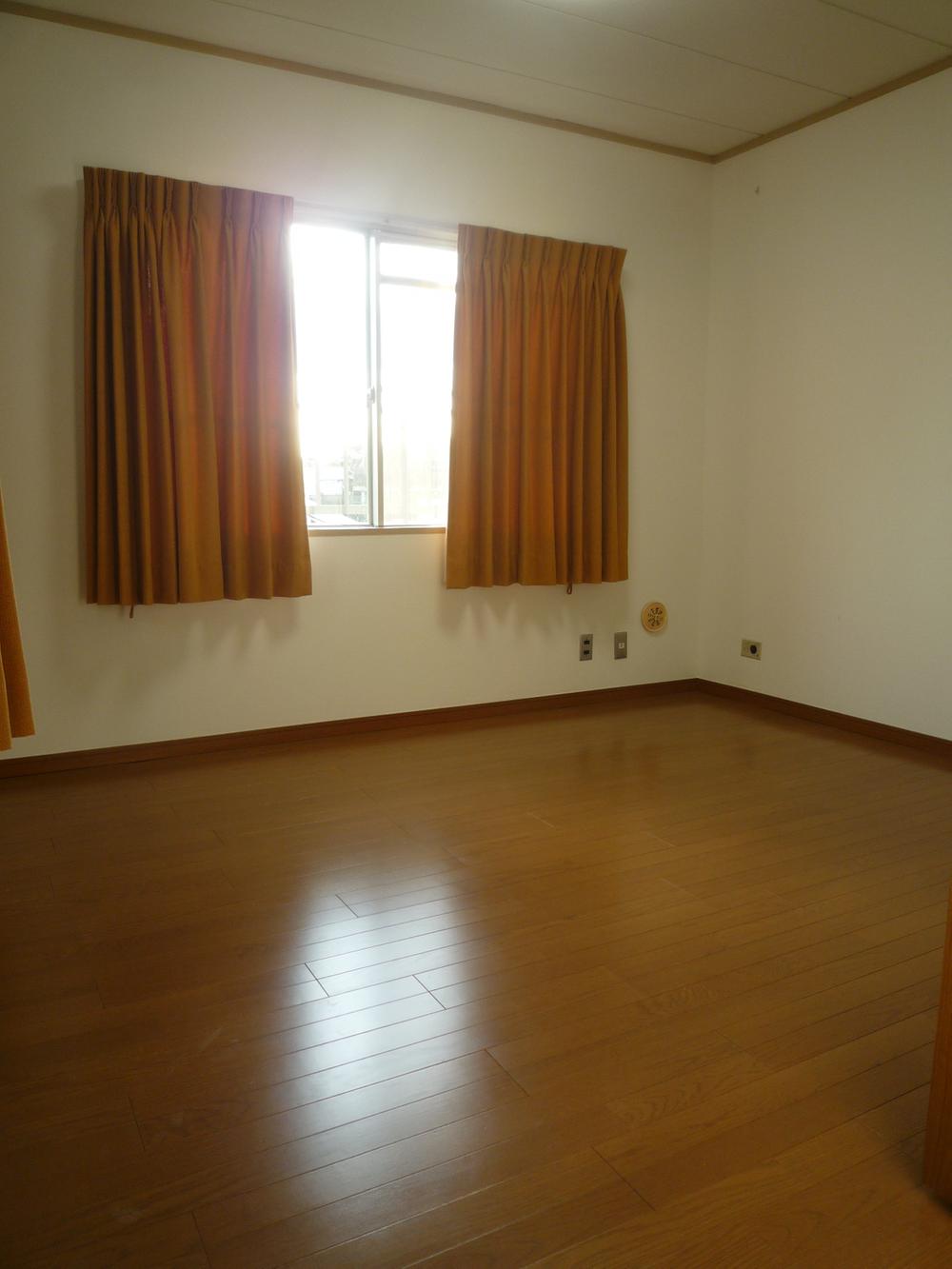 Non-living room. Flooring