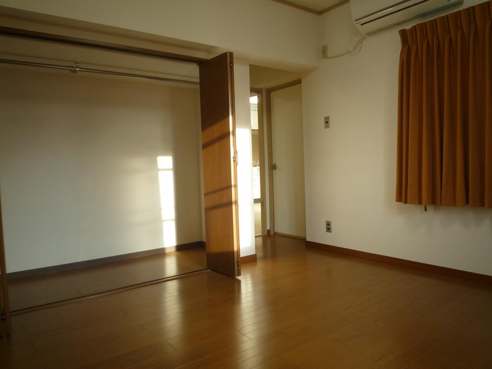 Non-living room. Housing wealth