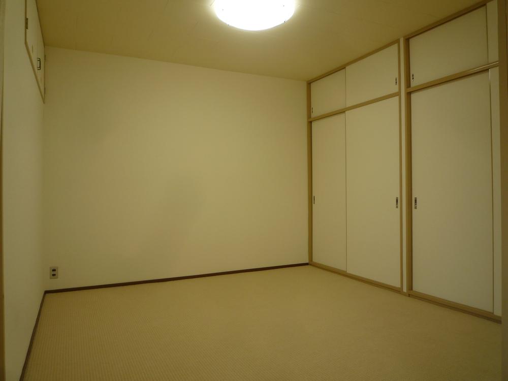 Non-living room. Housing wealth
