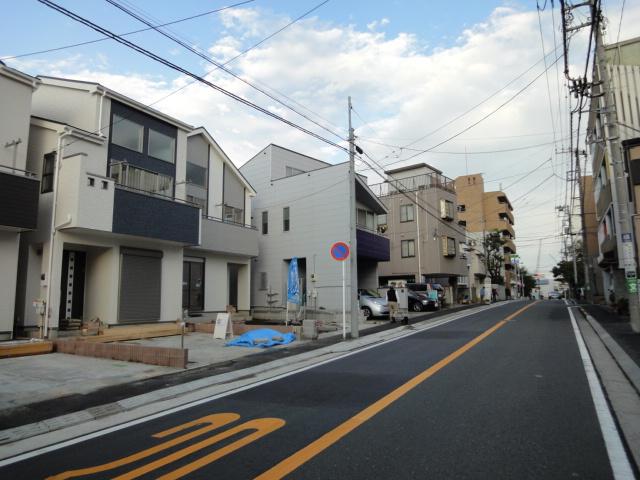 Local photos, including front road. Local (11 May 2013) Shooting