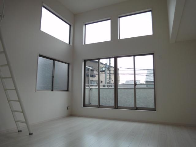 Living. Local (11 May 2013) Shooting