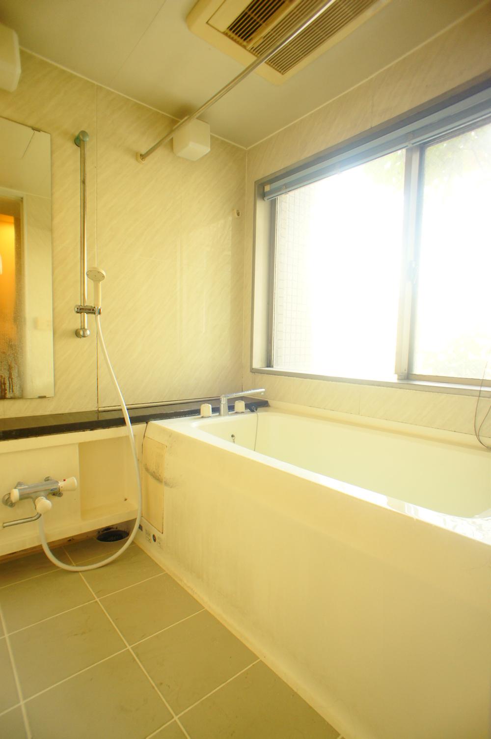 Bathroom. With windows with views of the Landmark Tower, etc. in the bathroom (12 May 2013) Shooting