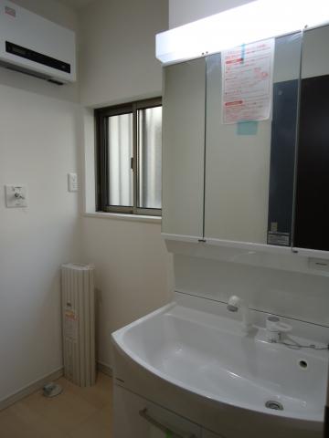 Wash basin, toilet. Underfloor storage have to washroom!