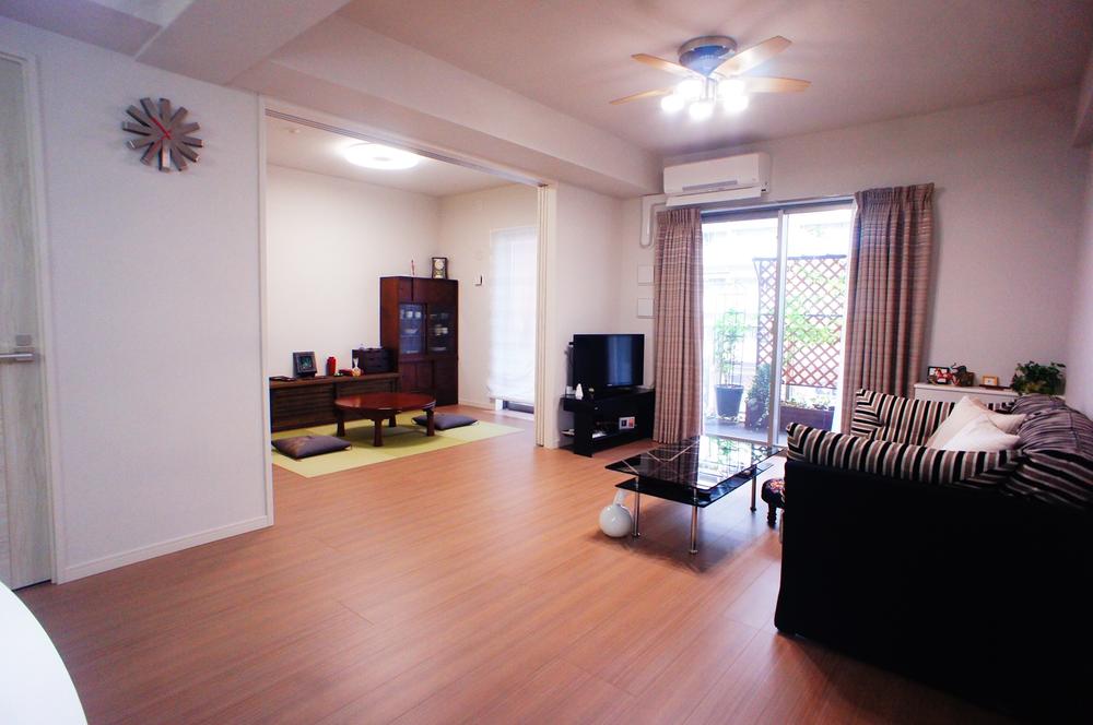 Living. Open-minded LD and the Japanese-style room of about 13.4 Pledge as seen from the kitchen side. Bulkhead. In three sliding door. (January 2013) Shooting