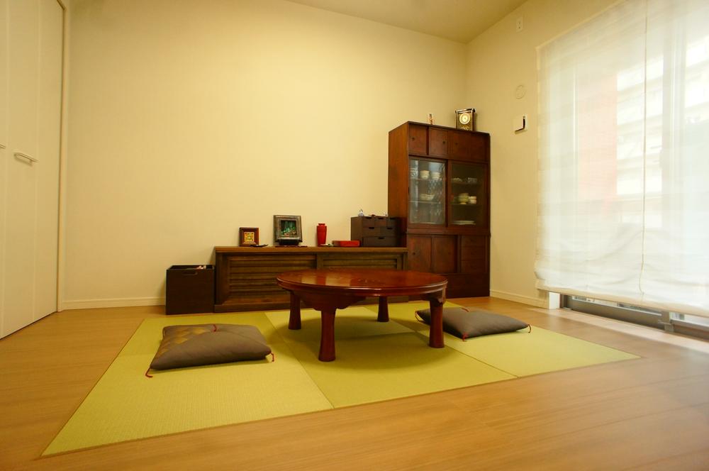 Non-living room. About 6.0 Pledge of Japanese-style room, Ryukyu tatami has dissolved in the Western-style room. (January 2013) Shooting