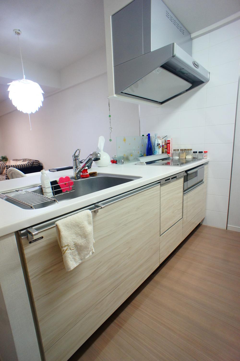 Kitchen. Partition with no open dishwasher in the open kitchen ・ With water purifier. (January 2013) Shooting