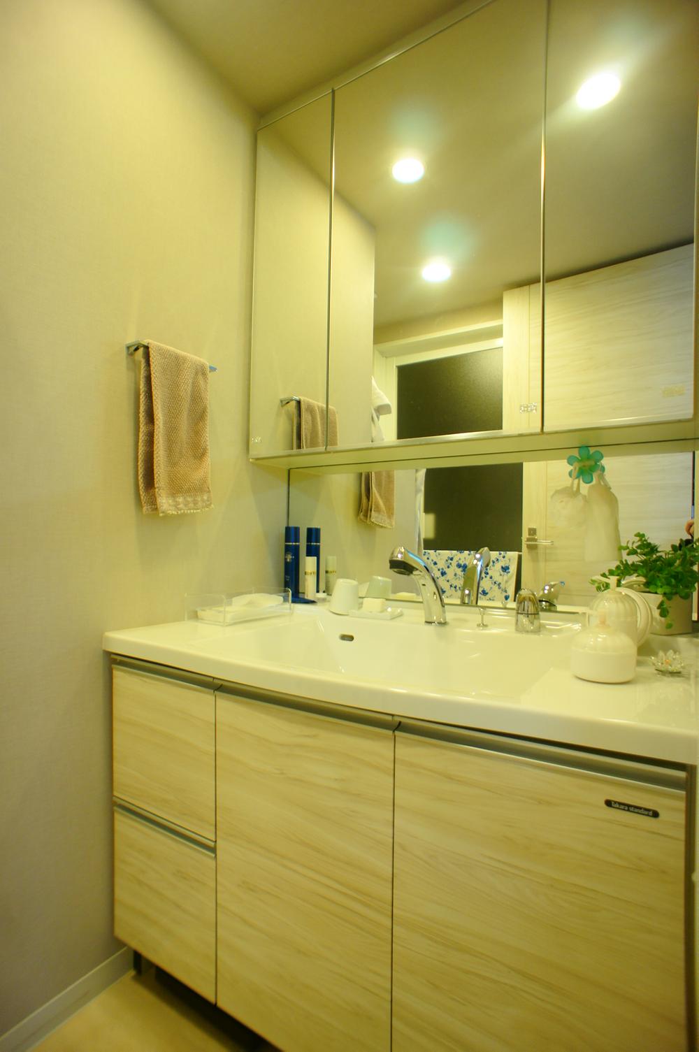 Wash basin, toilet. Three-sided mirror washbasin, Also health meter storage space in the foot. (January 2013) Shooting