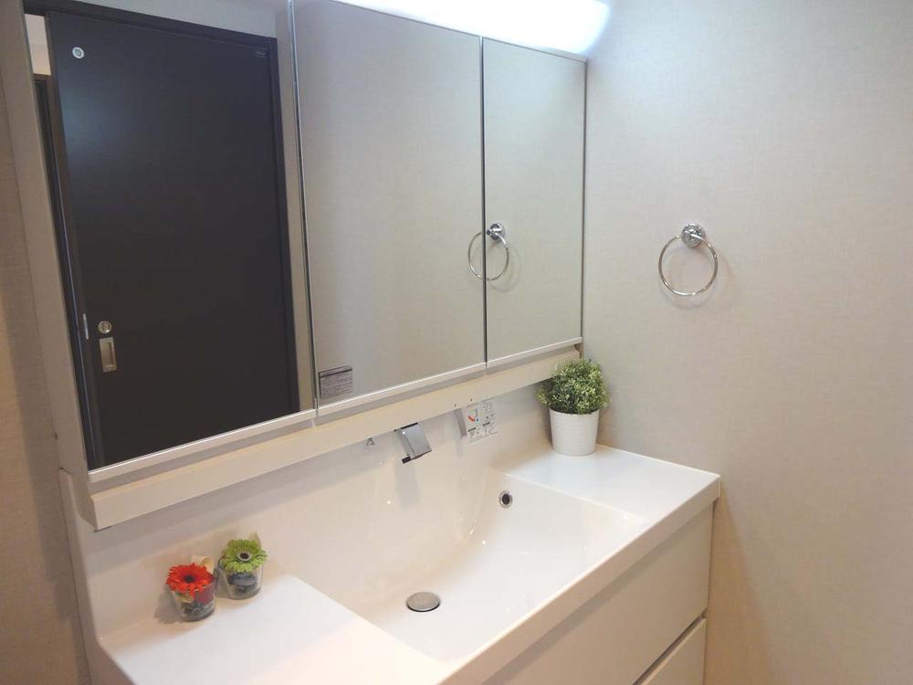 Wash basin, toilet. Room (August 2013) Shooting