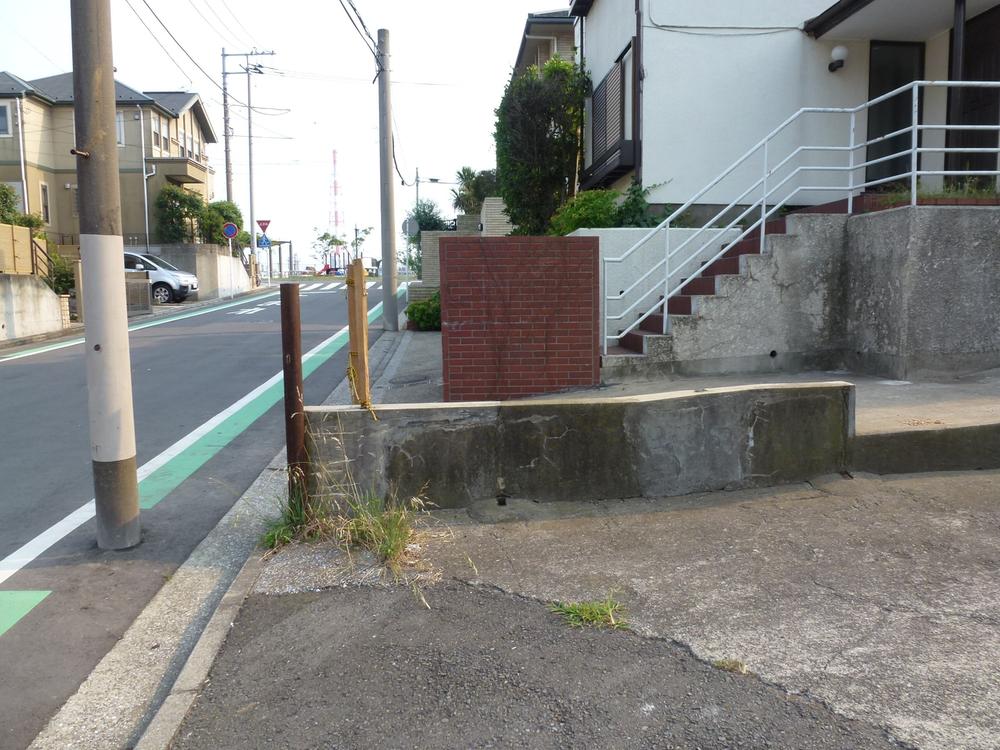 Local photos, including front road. The first kind low-rise exclusive residential area