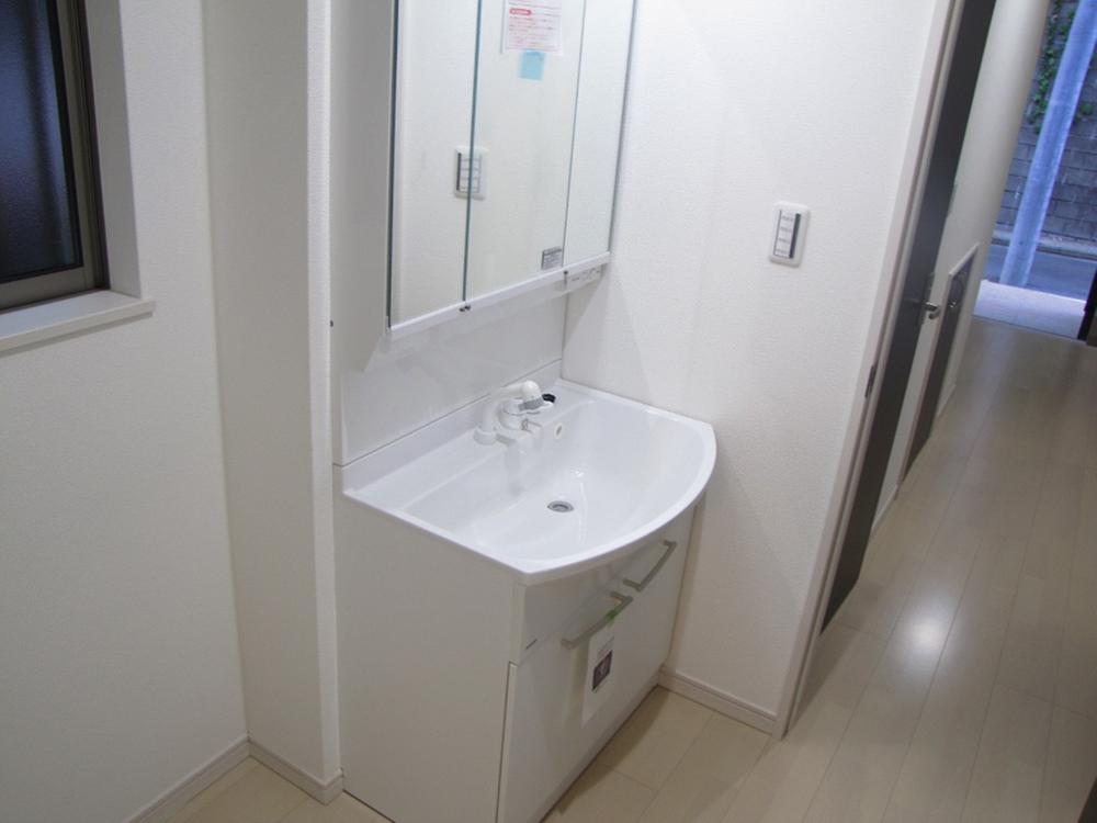 Wash basin, toilet. Local (August 2013) Shooting