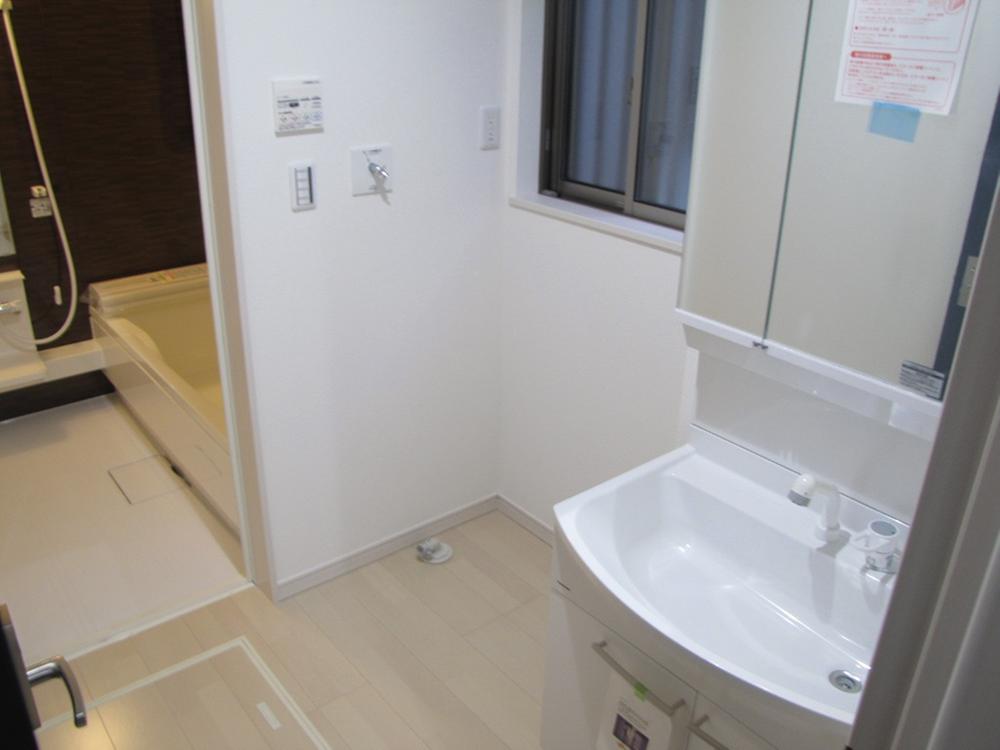 Wash basin, toilet. Local (August 2013) Shooting