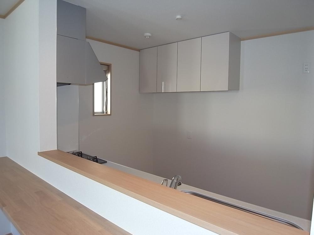 Kitchen. Face-to-face kitchen can feel your family close! You can dishes while watching the children play in the living room!