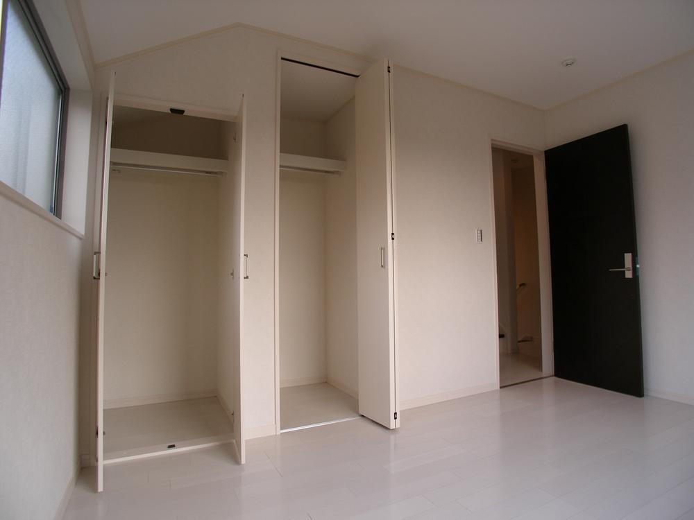 Non-living room. There are plenty storage!