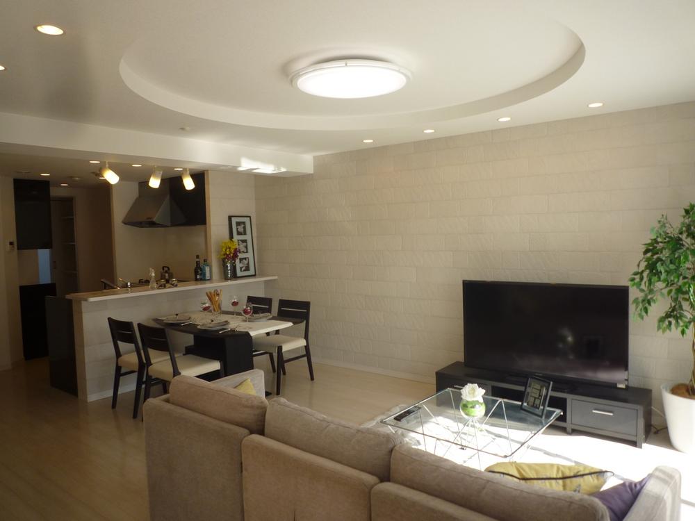 Living. Commitment renovation of the room (furniture of the installation are not included in the price)