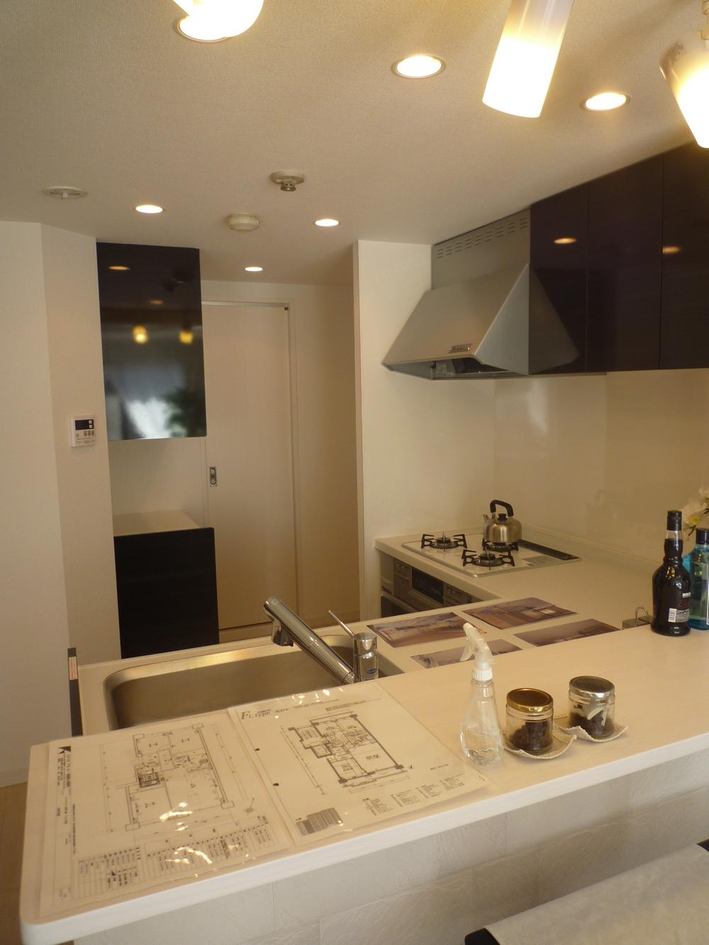 Kitchen. This face-to-face kitchen with a feeling of opening!