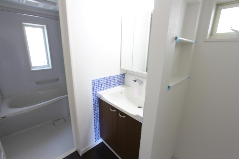 Wash basin, toilet. Local (11 May 2013) Shooting