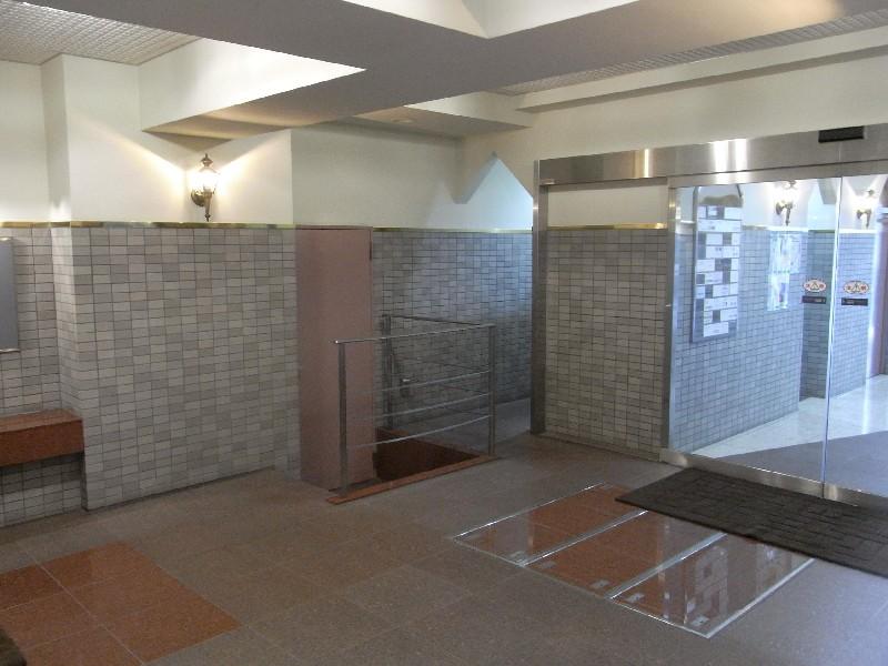 Entrance. Common areas