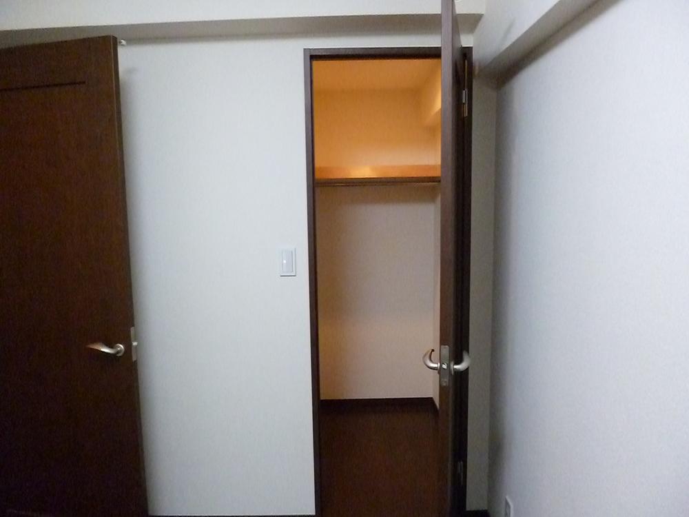 Receipt. Walk-in closet (November 2013) Shooting