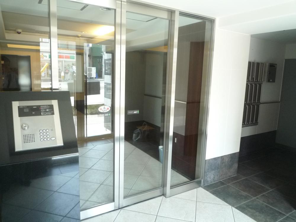 Entrance. With auto lock of peace of mind