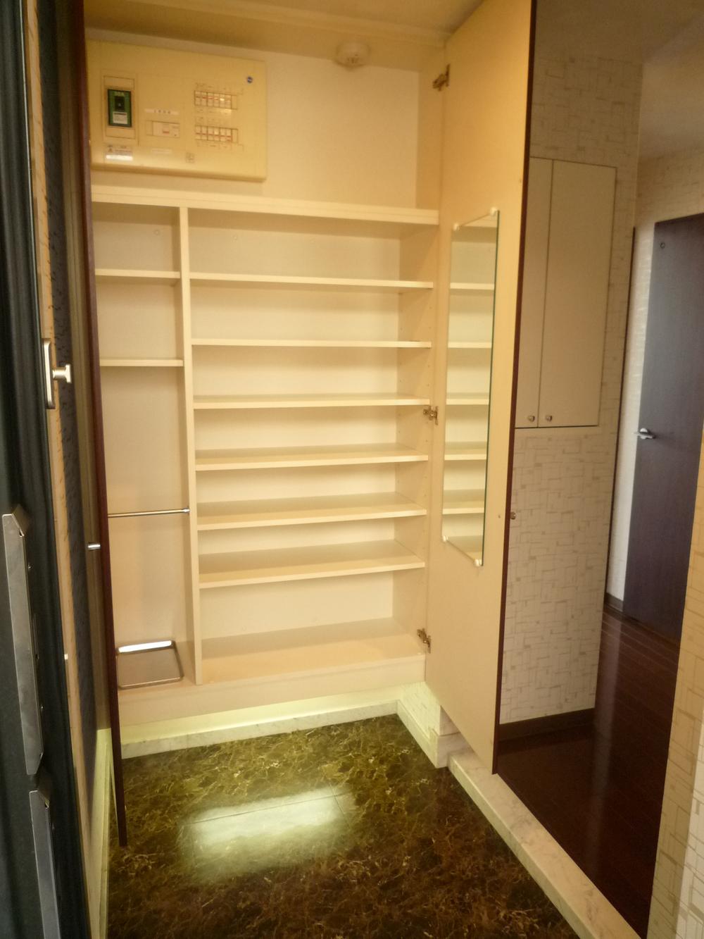 Entrance. Shoebox with a storage capacity