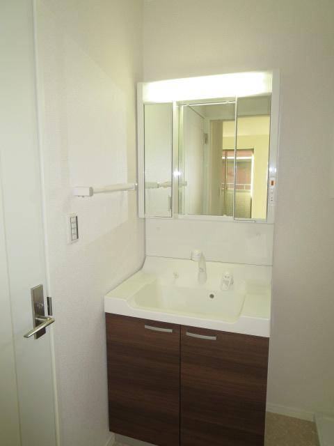 Wash basin, toilet. Indoor (11 May 2013) Shooting