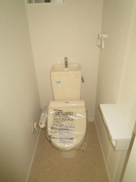 Toilet. Indoor (11 May 2013) Shooting