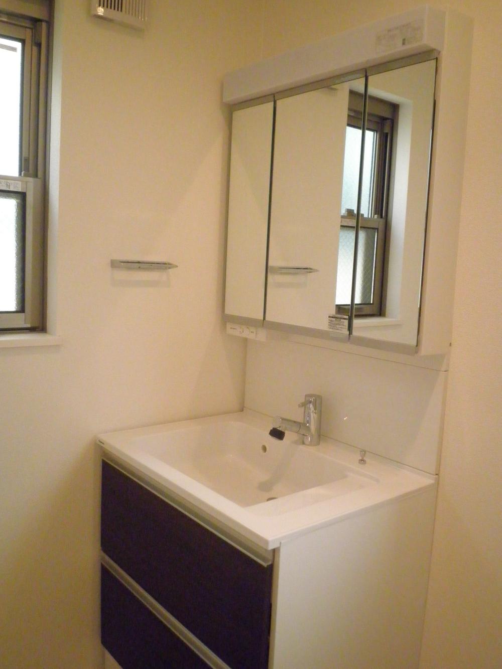 Wash basin, toilet. Indoor (20 years) Shooting