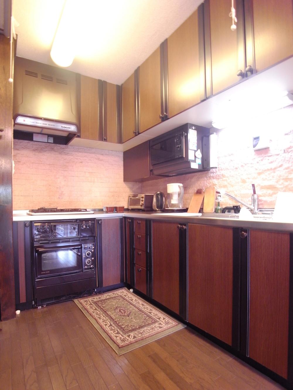 Kitchen. L-shaped kitchen (October 2013 shooting)