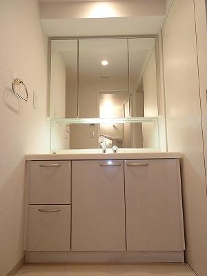 Wash basin, toilet