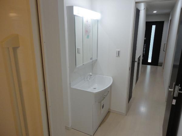 Wash basin, toilet. Washroom