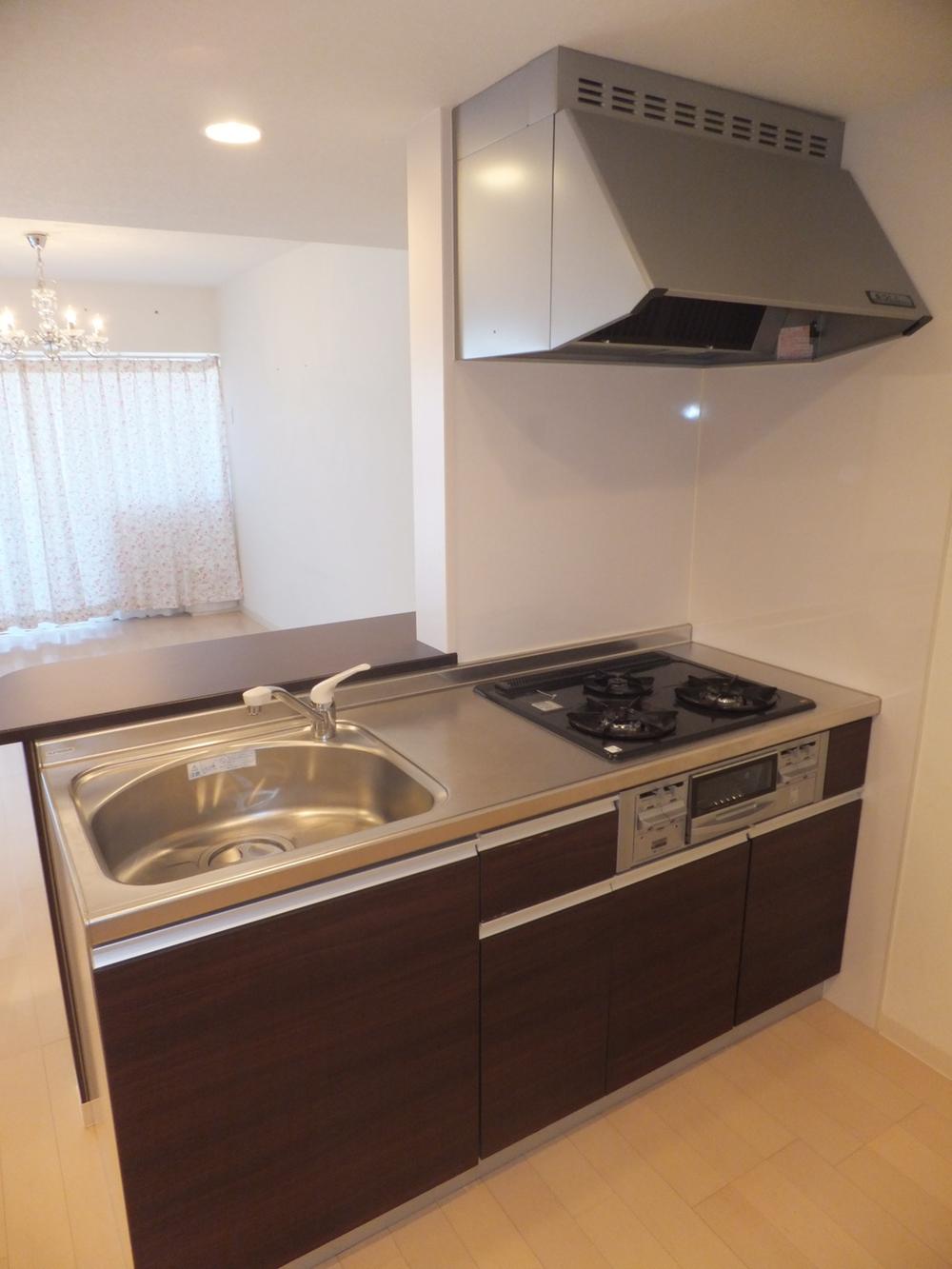 Kitchen. Overlooking the living-dining, Face-to-face kitchen. You can enjoy a conversation with a family while the dishes.