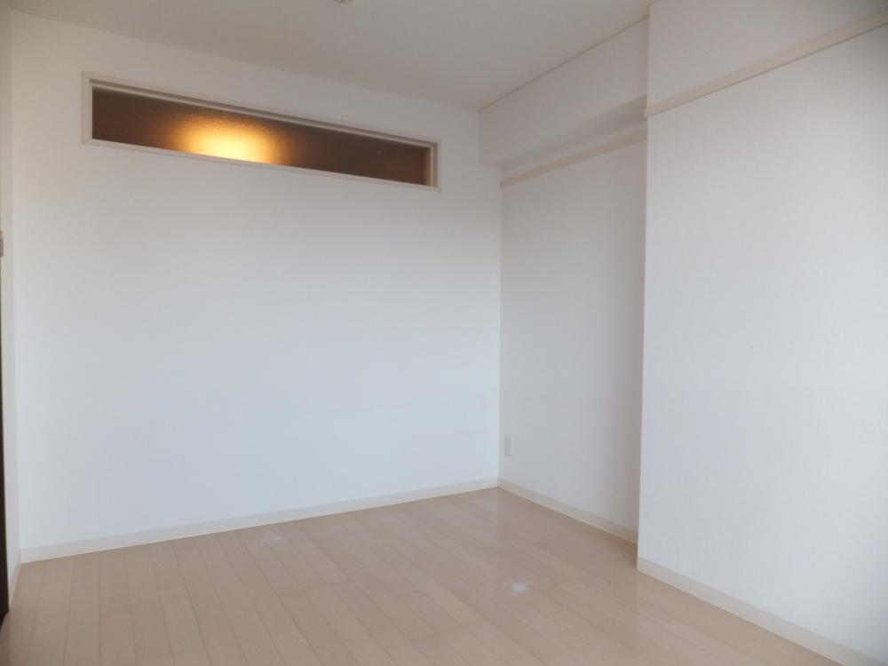 Non-living room. Living next to the Western-style. Wall in between Japanese and is, It has become a part stylish frosted glass.