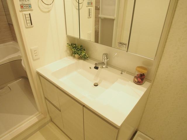 Wash basin, toilet