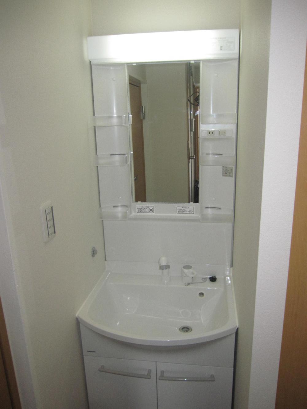 Wash basin, toilet. Vanity new exchange already. Busy is a convenient shower head type in the morning.