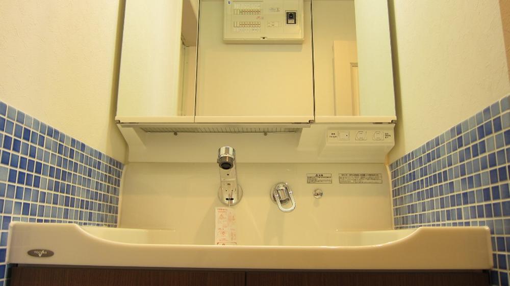 Wash basin, toilet. Indoor (12 May 2013) Shooting