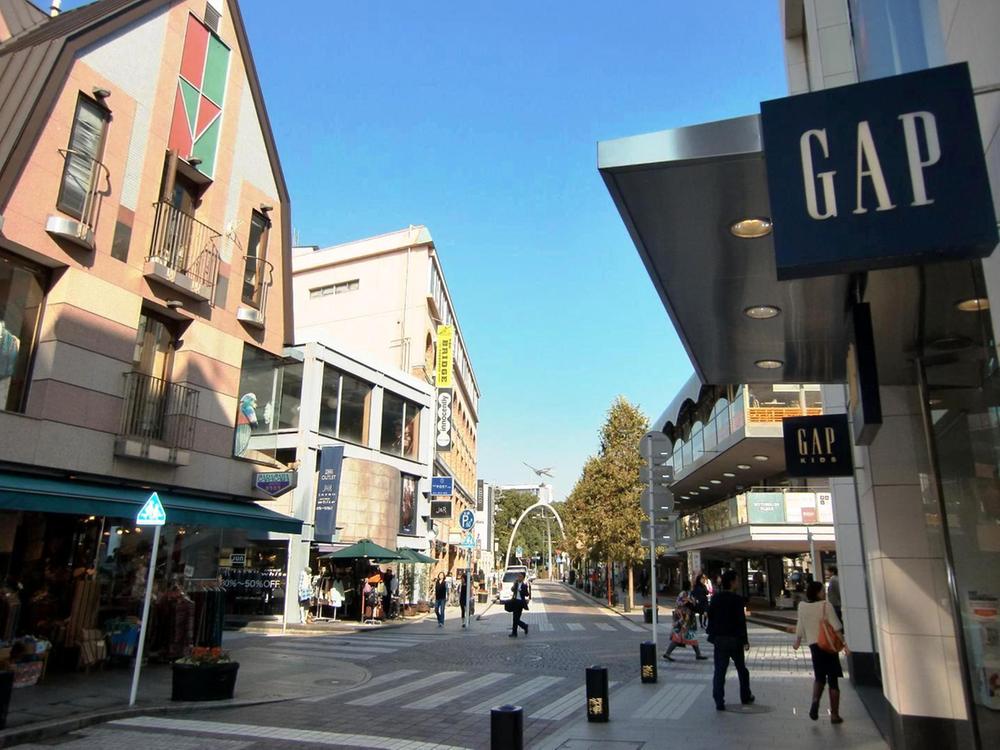 Shopping centre. 2000m until the Motomachi shopping street